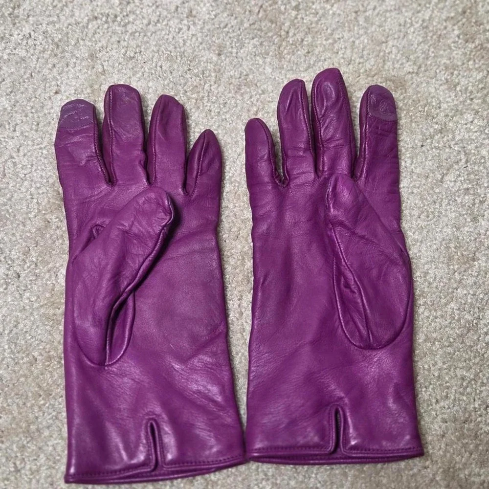 Coach Horse &‎ Carriage Leather Tech Gloves in a purple or magenta color size 7